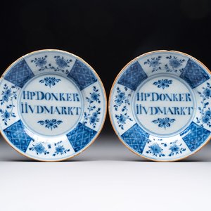 A pair of blue and white Dutch Delft inscribed plates, 18th C. — 照片 1