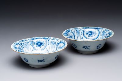 A pair of blue and white Dutch Delft 'kraak-style' bowls, 18th C.
