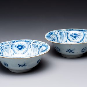 A pair of blue and white Dutch Delft 'kraak-style' bowls, 18th C. — photo 1