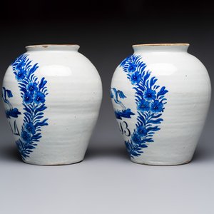 A pair of blue and white Dutch Delft 'Leaping Unicorn' tobacco jars, 18th C. — photo 3