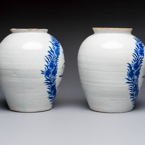 A pair of blue and white Dutch Delft 'Leaping Unicorn' tobacco jars, 18th C. — photo 5