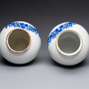A pair of blue and white Dutch Delft 'Leaping Unicorn' tobacco jars, 18th C. — photo 8