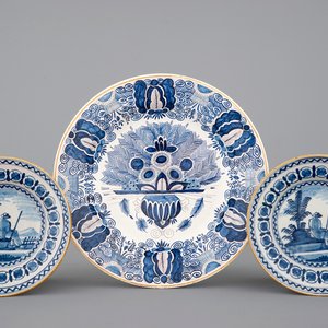 A pair of blue and white Dutch Delft pastoral plates and a peacock's tail dish, 18/19th C. — 照片 1