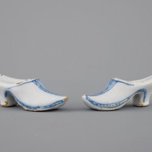A pair of blue and white Dutch Delft slippers, 18th C. — 照片 2