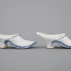 A pair of blue and white Dutch Delft slippers, 18th C. — 照片 5