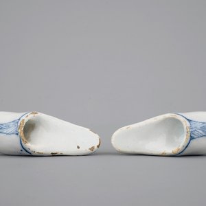 A pair of blue and white Dutch Delft slippers, 18th C. — 照片 8