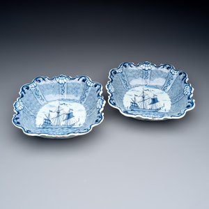 A pair of blue and white Dutch Delft square bowls with maritime design, 18th C. — foto 2