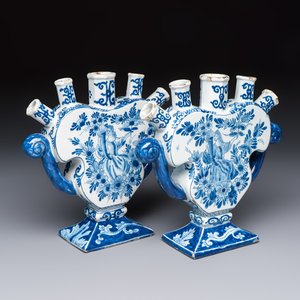 A pair of blue and white Dutch Delft tulip vases with a lady holding a cornucopia, 19th C. — foto 1