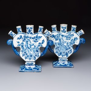 A pair of blue and white Dutch Delft tulip vases with a lady holding a cornucopia, 19th C. — foto 2