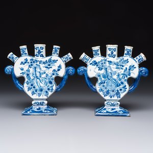 A pair of blue and white Dutch Delft tulip vases with a lady holding a cornucopia, 19th C. — foto 3