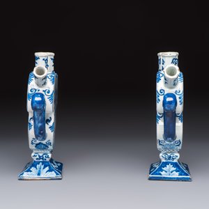 A pair of blue and white Dutch Delft tulip vases with a lady holding a cornucopia, 19th C. — foto 4