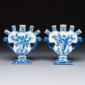 A pair of blue and white Dutch Delft tulip vases with a lady holding a cornucopia, 19th C. — foto 5