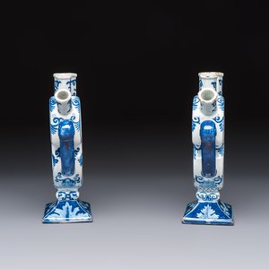 A pair of blue and white Dutch Delft tulip vases with a lady holding a cornucopia, 19th C. — foto 6