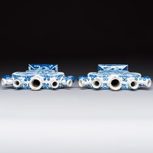 A pair of blue and white Dutch Delft tulip vases with a lady holding a cornucopia, 19th C. — foto 7