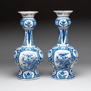 A pair of blue and white Dutch Delft vases with floral design, 18th C. — photo 1