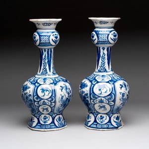 A pair of blue and white Dutch Delft vases with floral design, 18th C. — photo 2