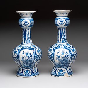 A pair of blue and white Dutch Delft vases with floral design, 18th C. — photo 3