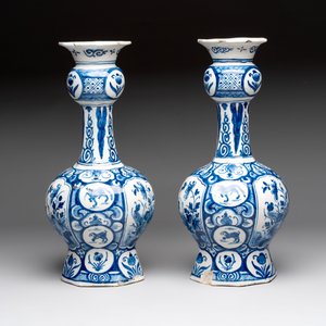 A pair of blue and white Dutch Delft vases with floral design, 18th C. — photo 4