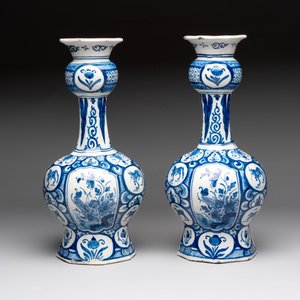 A pair of blue and white Dutch Delft vases with floral design, 18th C. — photo 5