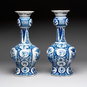 A pair of blue and white Dutch Delft vases with floral design, 18th C. — photo 6