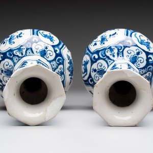 A pair of blue and white Dutch Delft vases with floral design, 18th C. — photo 7