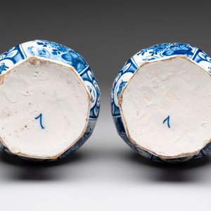 A pair of blue and white Dutch Delft vases with floral design, 18th C. — photo 8