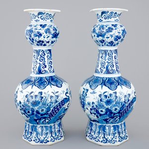 A pair of blue and white Dutch Delft vases with peacocks, ca. 1700 — photo 1