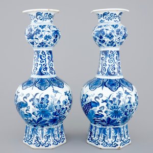 A pair of blue and white Dutch Delft vases with peacocks, ca. 1700 — photo 2