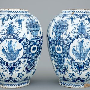 A pair of blue and white Dutch Delftware vases, 18th C. — 照片 3