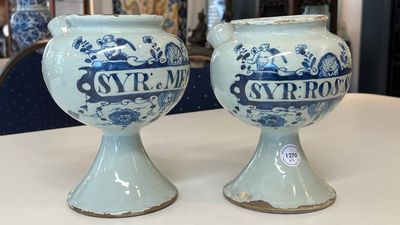 A pair of blue and white English Delftware wet drug jars, probably London, early 18th C. — 照片 1