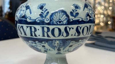 A pair of blue and white English Delftware wet drug jars, probably London, early 18th C. — 照片 3