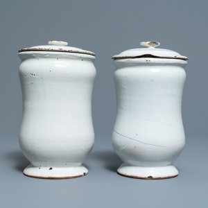 A pair of blue and white French faience albarello-type drug jars and covers, 2nd half 18th C. — photo 3