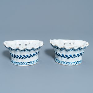 A pair of blue and white French faience bouquetières or wall flower holders, Lille, 18th C. — 照片 2