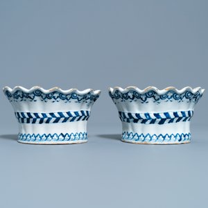 A pair of blue and white French faience bouquetières or wall flower holders, Lille, 18th C. — 照片 3
