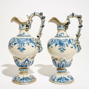 A pair of blue and white French faience ewers, Moustiers, 18th C. — photo 2