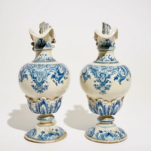 A pair of blue and white French faience ewers, Moustiers, 18th C. — photo 5