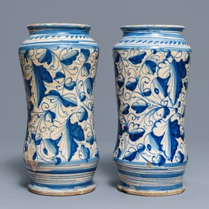 A pair of blue and white Italian maiolica 'a foglie' albarelli, 17th C. — 照片 4