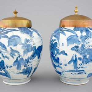 A pair of blue and white Japanese porcelain vases with brass covers in Chinese transitional style, Edo, 17th C. — 照片 1