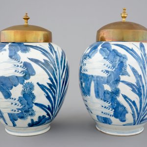 A pair of blue and white Japanese porcelain vases with brass covers in Chinese transitional style, Edo, 17th C. — 照片 2