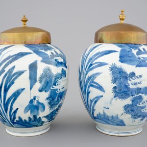 A pair of blue and white Japanese porcelain vases with brass covers in Chinese transitional style, Edo, 17th C. — 照片 3