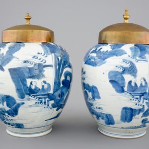 A pair of blue and white Japanese porcelain vases with brass covers in Chinese transitional style, Edo, 17th C. — 照片 4