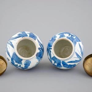 A pair of blue and white Japanese porcelain vases with brass covers in Chinese transitional style, Edo, 17th C. — 照片 5