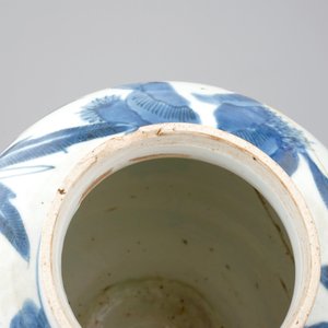 A pair of blue and white Japanese porcelain vases with brass covers in Chinese transitional style, Edo, 17th C. — 照片 6