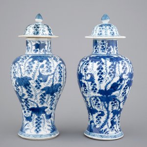 A pair of blue and white vases and covers, Kangxi, ca. 1700 — 照片 1