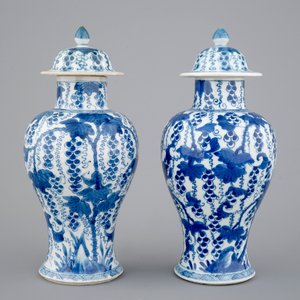 A pair of blue and white vases and covers, Kangxi, ca. 1700 — 照片 2