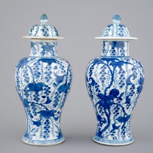 A pair of blue and white vases and covers, Kangxi, ca. 1700 — 照片 3