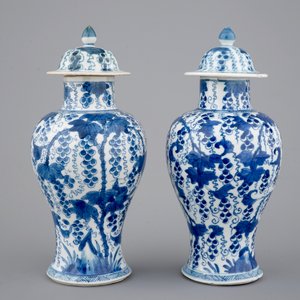 A pair of blue and white vases and covers, Kangxi, ca. 1700 — 照片 4