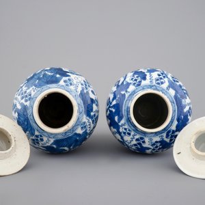 A pair of blue and white vases and covers, Kangxi, ca. 1700 — 照片 5