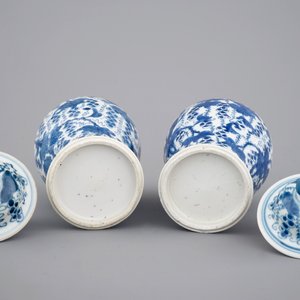 A pair of blue and white vases and covers, Kangxi, ca. 1700 — 照片 6