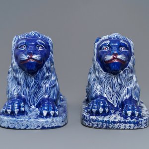 A pair of blue-ground models of recumbent lions, Saint-Omer, France, late 18th C. — photo 4